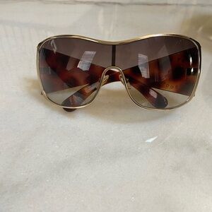 Women's Stylish Marc Jacob sunglasses with matching case.